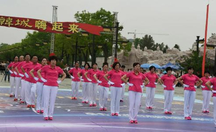 跳广场舞庆祝妇女节活动图