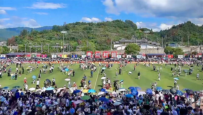 贵州村超足球比赛球场，四面环山。